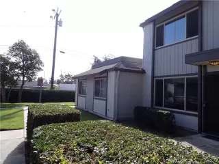 Photo #3: OC25193031 Listing