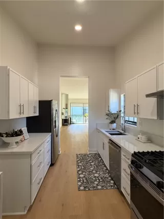 Photo #4: OC25195010 Listing