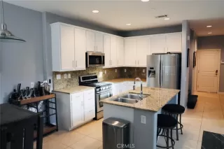 Photo #4: OC25223096 Listing