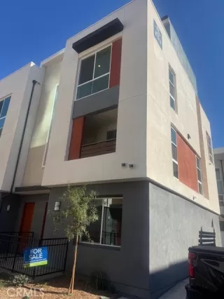 More Details about MLS # OC25224910 : 1814 E. 1ST STREET 320