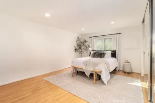 Photo #5: OC25230560 Listing