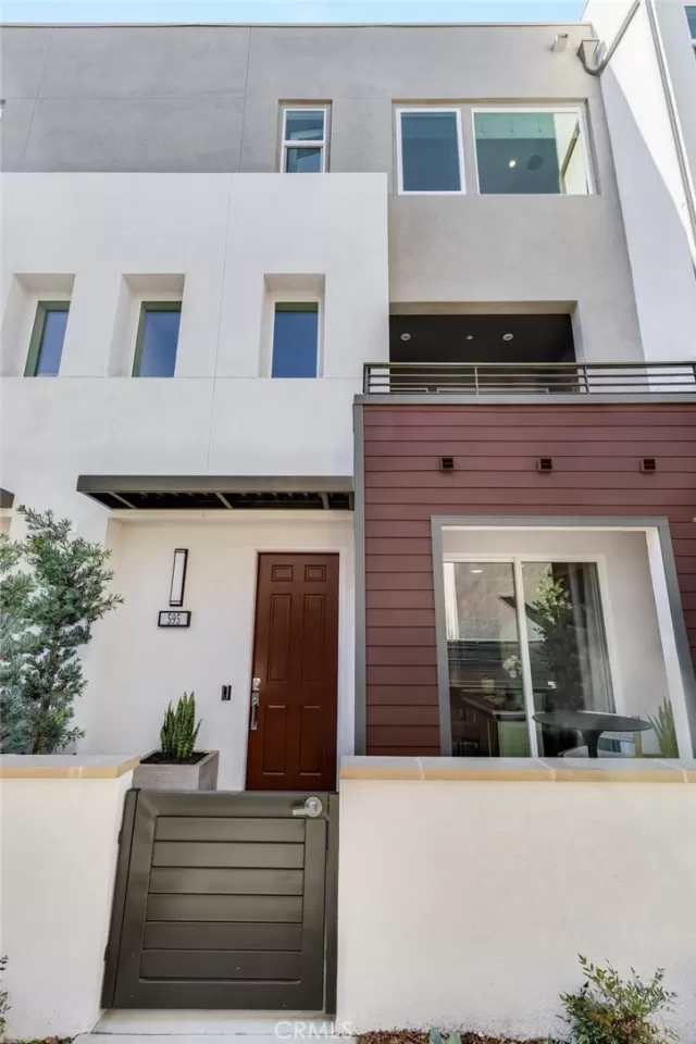 MLS: OC25237078 Condo For Sale