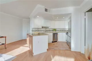 Photo #4: OC25257211 Listing