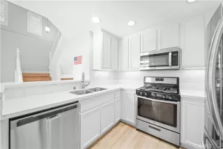 Photo #4: OC25273065 Listing