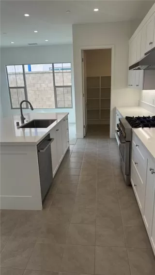 Photo #6: OC26068200 Listing