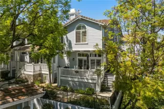 Browse active condo listings in HUNTINGTON