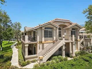 Browse active condo listings in BELFLORA