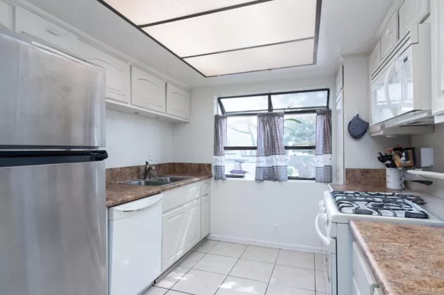 MLS: PTP2406199 Condo For Sale