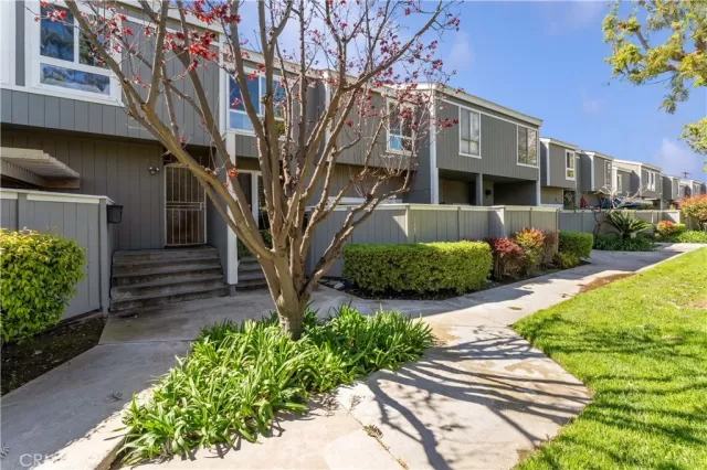 MLS: PW24051102 Condo For Sale