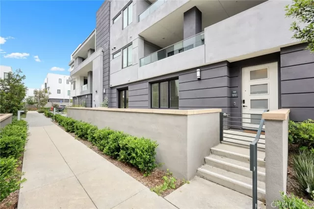 MLS: PW25102373 Condo For Sale