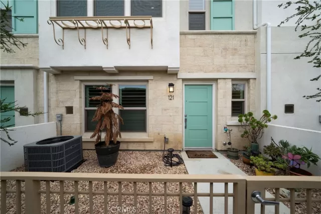 MLS: PW25129019 Condo For Sale