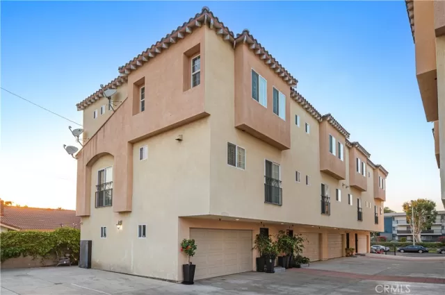 MLS: PW25185223 Condo For Sale