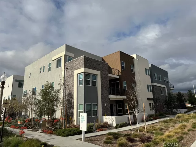 MLS: PW25219029 Condo For Sale