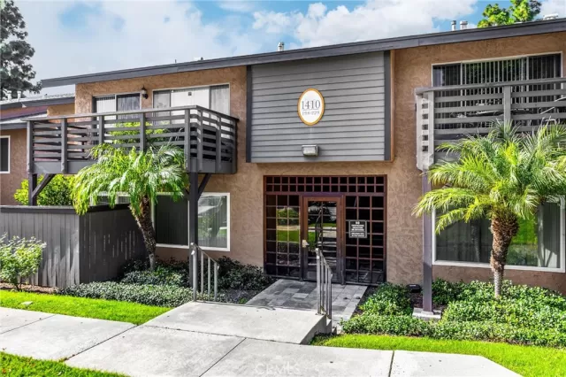 MLS: PW25272945 Condo For Sale