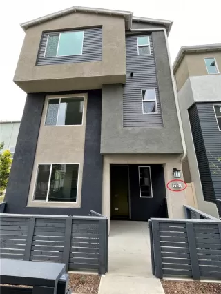 Browse active condo listings in TOWN SQUARE