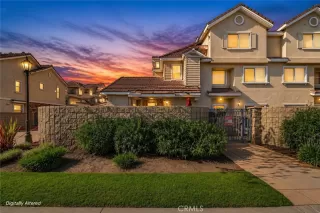 Browse active condo listings in LINCOLN SQUARE