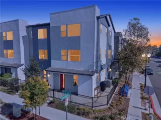 Browse active condo listings in TOWN SQUARE