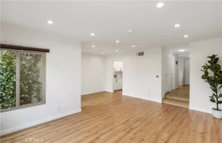 Photo #4: SB25109109 Listing