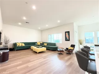 Photo #2: SB25115185 Listing 