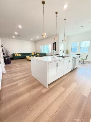 Photo #3: SB25115185 Listing 