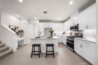 Photo #4: SB25261492 Listing