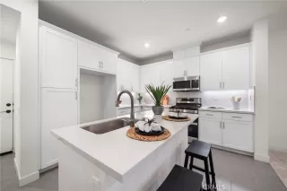 Photo #5: SB25261492 Listing