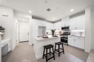 Photo #6: SB25261492 Listing