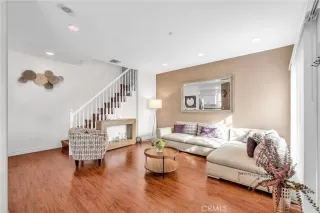 Photo #1: SB25278302 Listing 