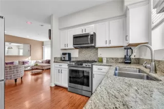 Photo #5: SB25278302 Listing 