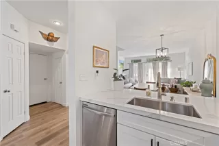 Photo #5: SR25251903 Listing 