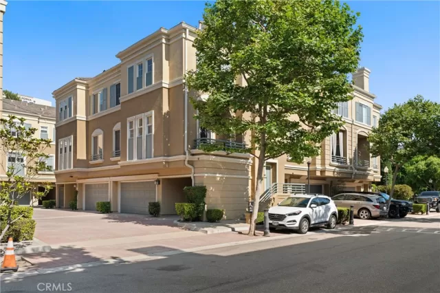 MLS: SW23107437 Condo For Sale