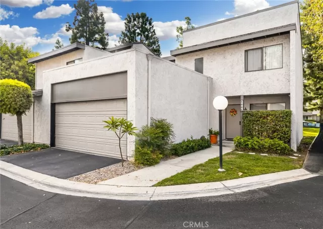 MLS: SW23181632 Condo For Sale