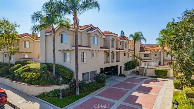 MLS: SW25153036 Condo For Sale