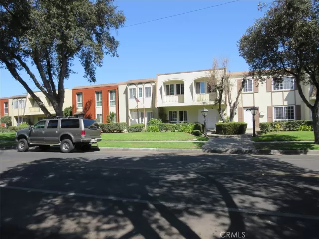 MLS: SW25198104 Condo For Sale