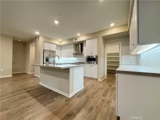 Photo #6: TR25265357 Listing 