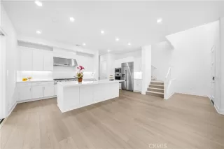 Photo #5: TR25267560 Listing 