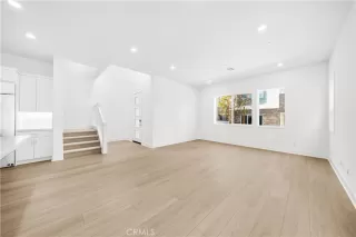 Photo #6: TR25267560 Listing 