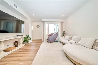 Photo #4: TR26083577 Listing 