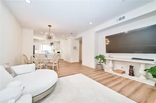 Photo #6: TR26083577 Listing 