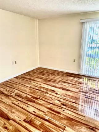 Photo #5: TR26091378 Listing 