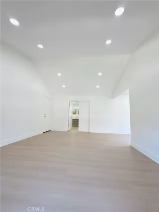 Photo #3: TR26113477 Listing 