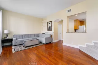 Photo #5: TR26134847 Listing