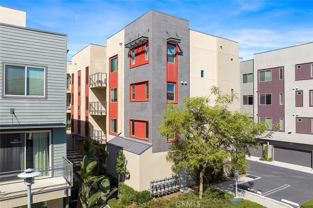 MLS: WS23112665 Condo For Sale