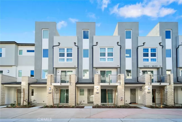 MLS: WS23161869 Condo For Sale