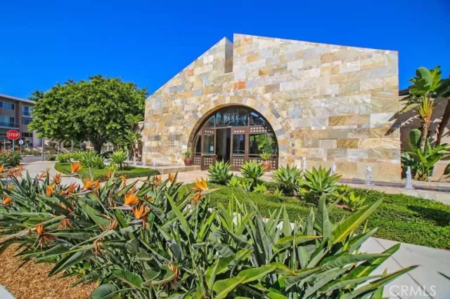 MLS: WS23205918 Condo For Sale