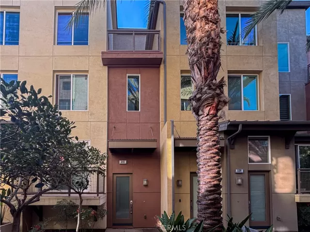 MLS: WS25268683 Condo For Sale