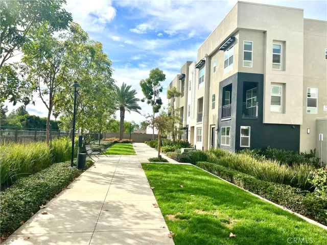 MLS: WS25275769 Condo For Sale